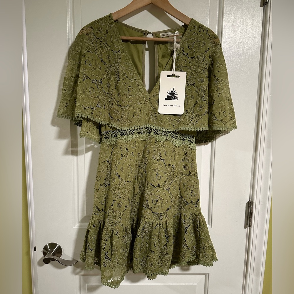 NWT Here Comes the Sun Selfie Leslie Geneva Cape Sleeve Lace Mini Dress Size M